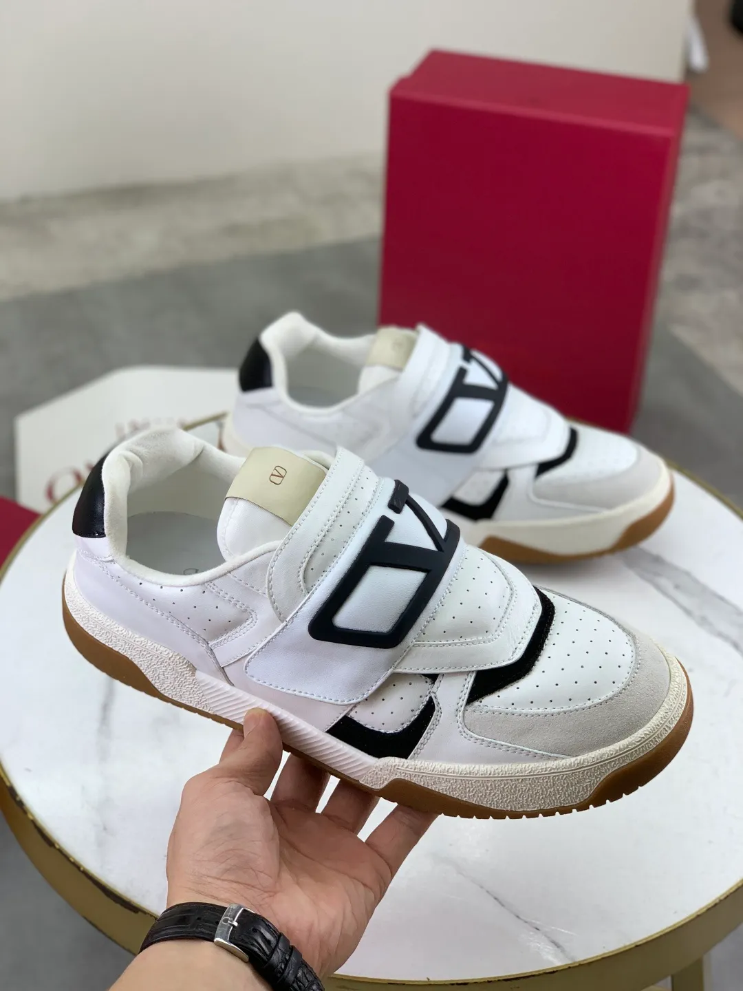 Men's men's shoes 💰P680 New Valentino 𝑶𝒏𝒆𝑺𝒕𝒖𝒅 Couple's sports shoes series Valentino 2025 new couple's sports shoes are on sale. The original ZP purchase and dismantling. Repeated pattern making and modification. 1:1 restoration! Top luxury masterpiece Velcro design Soft and comfortable imported calfskin brings excellent elegant texture and excellent on-foot comfort Top purchasing version upper: imported calfskin surface/original oil edge craftsmanship Lining: water-dyed sheepskin lining Outsole: original development 𝐓𝐏𝐔 two-color combination outsole Packaging: original configuration complete package Code number: 35-46